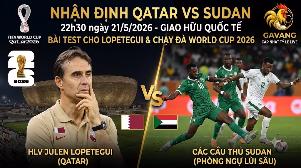 Hình ảnh đại diện trận giao hữu Qatar vs Sudan: HLV Julen Lopetegui của Qatar đang đứng chỉ đạo trên sân vận động ở Doha, Qatar, chuẩn bị cho World Cup 2026. Phía sau là các cầu thủ Sudan đang tập luyện.